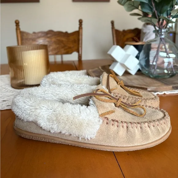 Minnetonka Moccasin Slippers with Faux Fur Lining - Picture 2 of 5